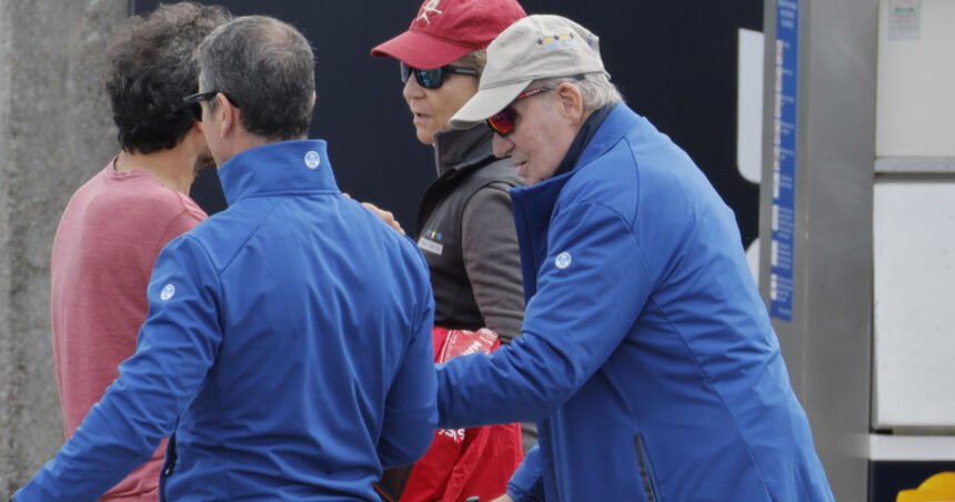 El Rey Juan Carlos y la infanta Elena acuden a Sanxenxo para seguir una regata