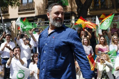 Abascal critica «la romería de la amnistía» del PP y le afea votar «el 90 % de las veces» igual que el PSOE