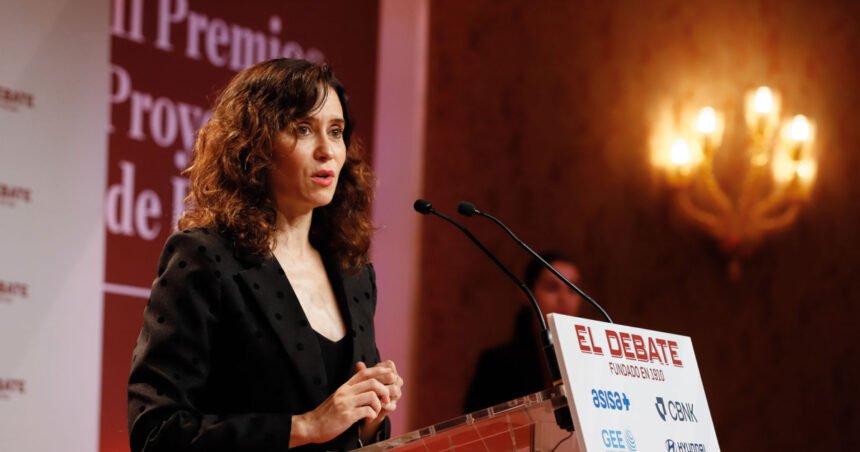 Ayuso denuncia la Ley de Amnistía y defiende el valor de El Debate: «Necesitamos más periódicos como él»