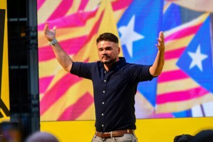 El candidato de ERC al Congreso por Barcelona, Gabriel Rufián, en el acto final de la campaña electoral de los republicanos en Barcelona