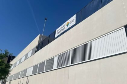 El colegio sin licencia que Almeida mandó cerrar se desmarca de la decisión y anuncia que seguirán las clases