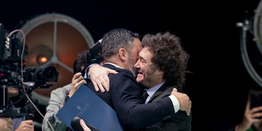 Abascal se abraza a Milei, Le Pen y Meloni como impulso para «derrotar a los enemigos de España»