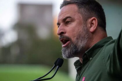 Santiago Abascal se encara a unos manifestantes en un acto de Vox en la localidad catalana de Reus