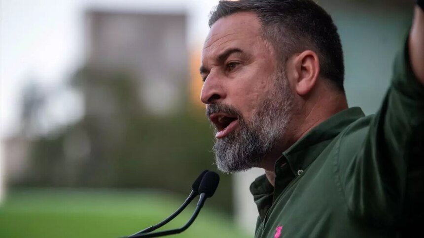 Santiago Abascal se encara a unos manifestantes en un acto de Vox en la localidad catalana de Reus