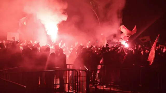 Al menos diez detenidos y varios heridos, entre ellos una persona envestida por un furgón policial, fueron el primer balance de la noche mas tensa desde que comenzaron las manifestaciones.