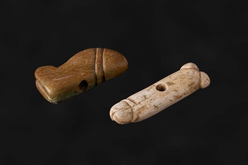 Amuletos funerarios en forma de falo encontrados junto a los enterramientos.