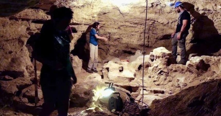 Una erupción solar vista en luz ultravioleta producida el 30 de marzo de 2010 con una imagen superpuesta de la Tierra para observar la magnitud de la erupción solar.