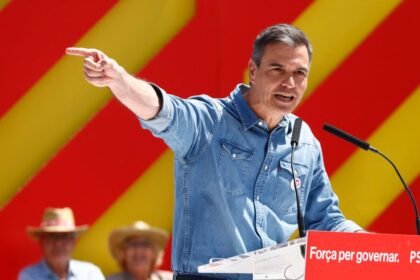 Sánchez polariza su discurso, calla sobre Milei y divide España en dos: "Democracia o fango, votos o bulos"