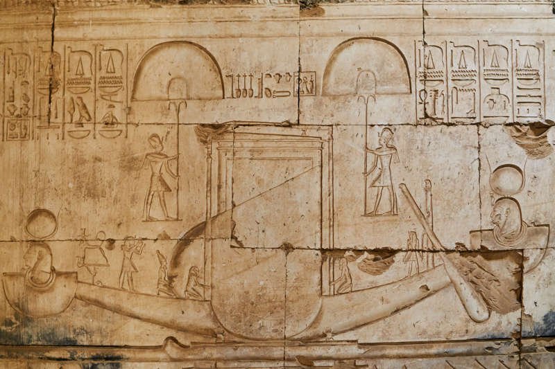 Barca sagrada representada en un relieve del templo de Osiris en Abydos.