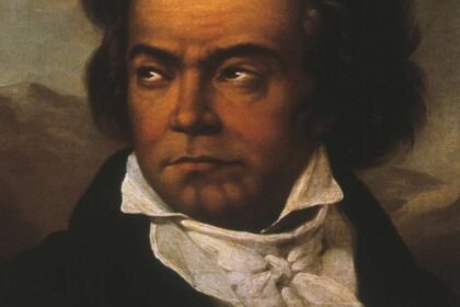 Plato de cerámica maya en el que se ha representado a un mono rodeado de vainas de cacao. Museo De Young, San Francisco.