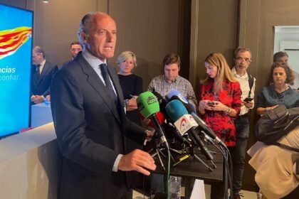 El PSOE rabia contra Camps mientras el PP sentencia: "La justicia será plena cuando le pidan perdón"