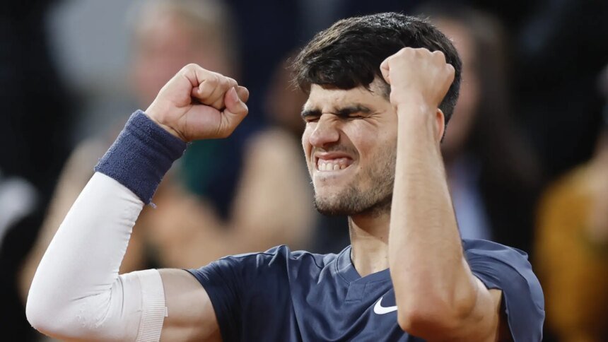 Novak Djokovic, durante el partido ante Roberto Carballés en Roland Garros.