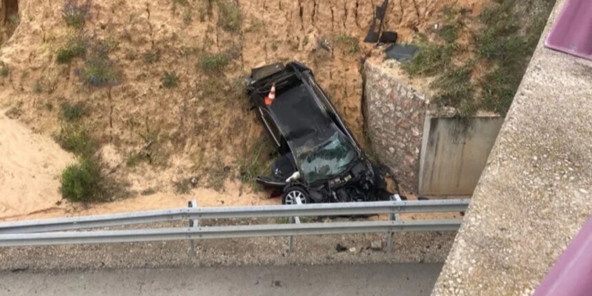 Muere un conductor de 39 años al caer de noche su coche por el terraplén de un puente en Burujón