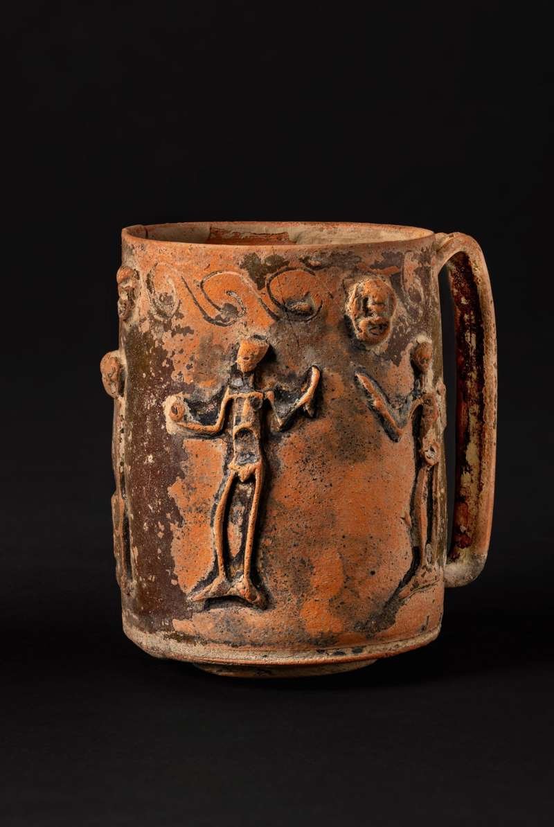 Copa de cerámica decorada con esqueletos descubierta en la necrópolis romana de La Robine.