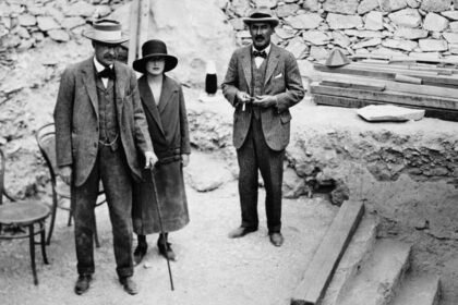 Trabajadores egipcios proceden a cerrar la tumba de Tutankamón.