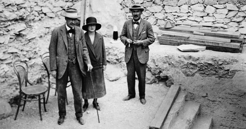 Trabajadores egipcios proceden a cerrar la tumba de Tutankamón.