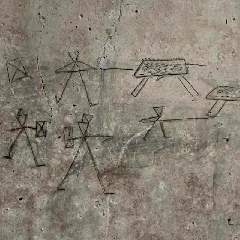 Detalle de uno de los grafitis realizados por un niño en el que puede verse a unos gladiadores luchando contra unos jabalís.