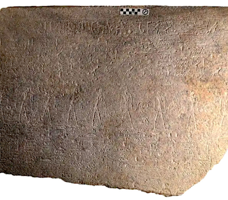 Detalle del fragmento de granito atribuido al sarcófago de Ramsés II.