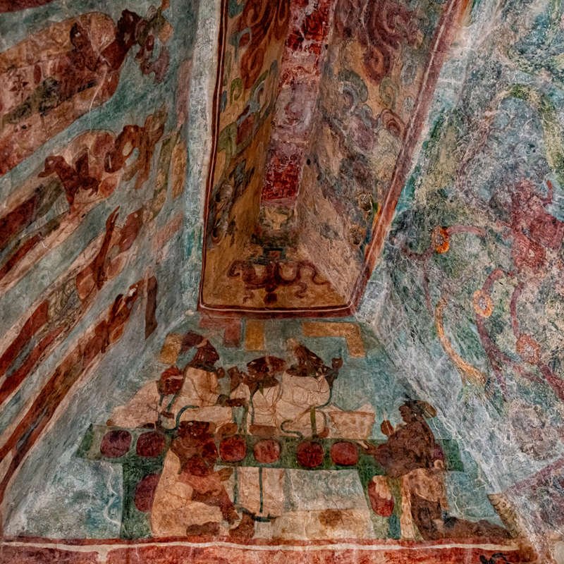 Detalle del interior de una de las estancias del Templo de los Murales de Bonampak, con sus muros totalmente recubiertos de pinturas.