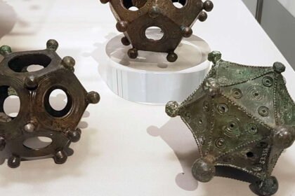 Imagen del papiro en el cual se ha podido leer las indicaciones para encontrar la tumba de Platón.