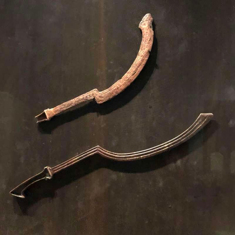Dos khepesh, un tipo de espada curva similar al que habría acabado con la vida de los antiguos soldados egipcios. 