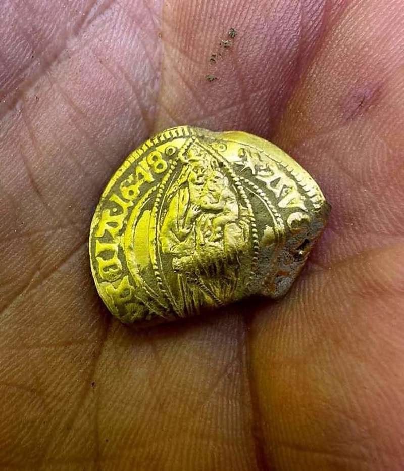 Ducado de oro encontrado junto al resto de monedas en el que se grabóo la imagen de la Virgen María sosteniendo al Niño Jesús en sus brazos.