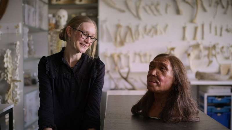 Emma Pomeroy posa junto a la recreación de Shanidar Z, una mujer neandertal que vivió hace 75.000 años en el Kurdistán iraquí.