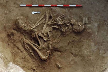 Panorámica de la Peña de los Enamorados, al fondo de la imagen, y, en primer término, la tumba descubierta en Peñas Blancas.