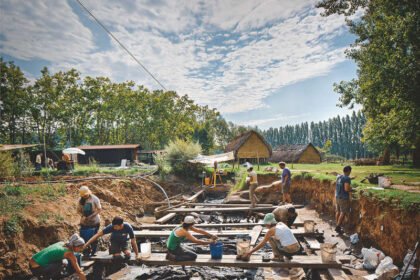 Equipo de La Draga excavando