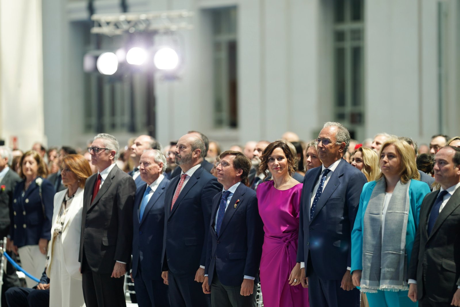 Exalcaldes de Madrid; el presidente del Senado, Pedro Rollán; el alcalde de Madrid, José Luis Martínez-Almeida; la presidenta de la Comunidad de Madrid, Isabel Díaz Ayuso; el presidente de la Asamblea de Madrid, Enrique Ossorio y la vicealcaldesa de Madrid, Inma Sanz, durante el acto de entrega de las distinciones honoríficas por San Isidro.