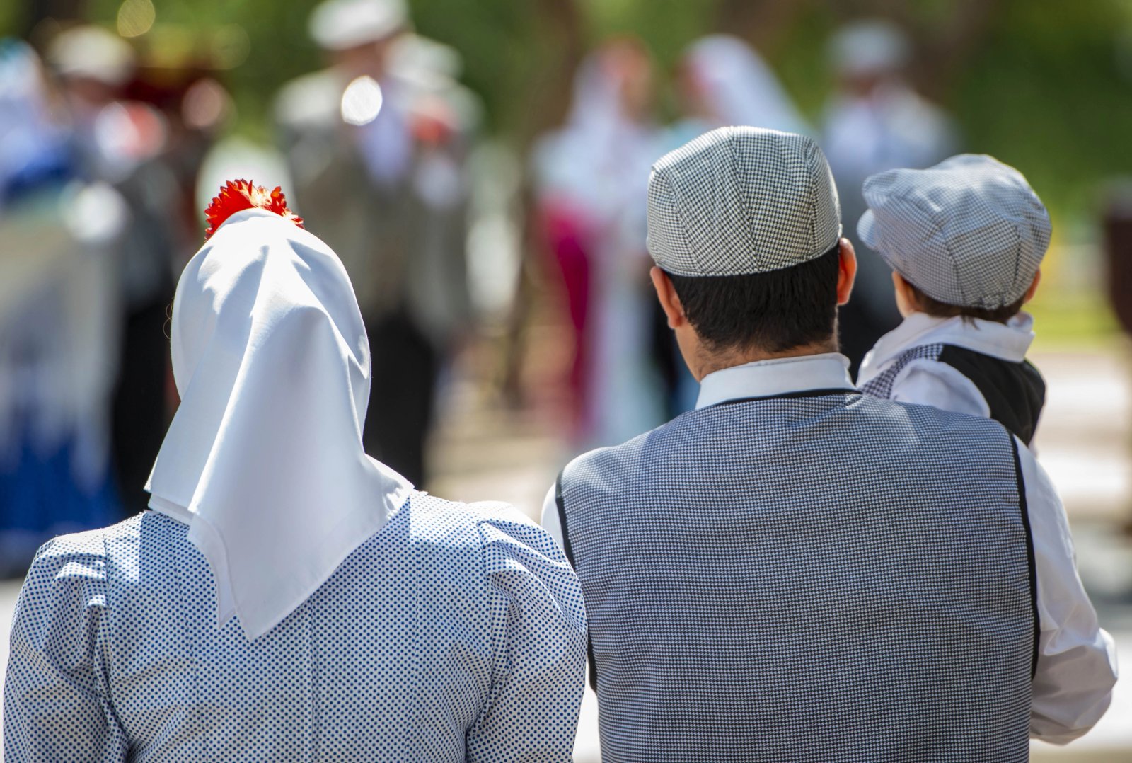 Familia vestida de 'chulapa' en las fiestas de San Isidro.