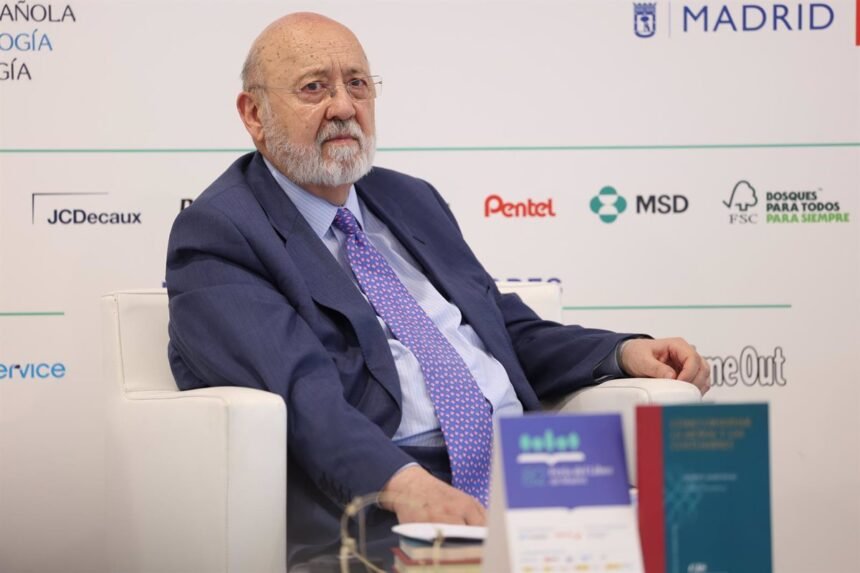 La JEC expedienta a Tezanos por la encuesta del CIS por el periodo de reflexión de Sánchez