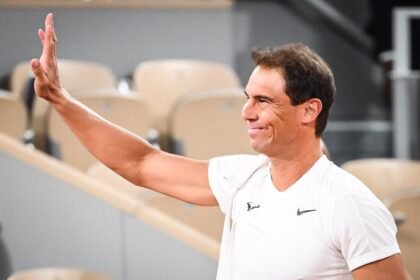Rafa Nadal completa su primer entrenamiento en Roland Garros ante 6.000 aficionados