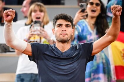 Un dubitativo Alcaraz avanza a tercera ronda en Roland Garros