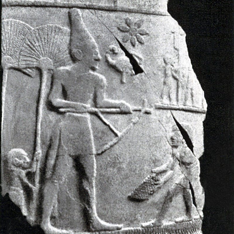 Fragmento de la cabeza de maza del Rey Escorpión, en el que aparece el personaje portando una azada.