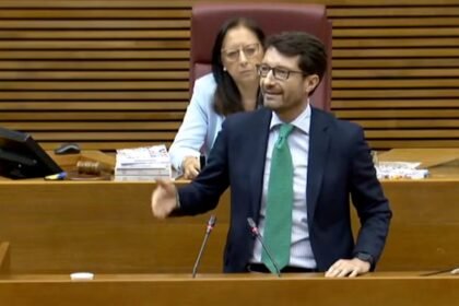 Un diputado del PP devuelve 14 años después la piedra que el PSOE arrojó a Camps en las Cortes
