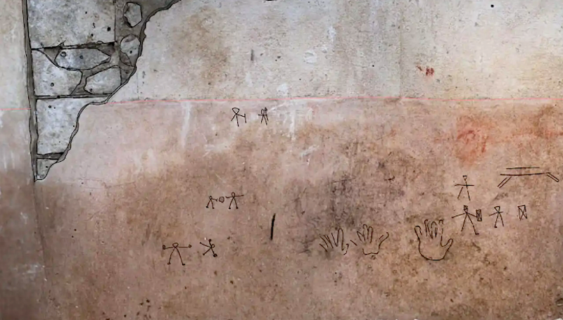 Entre los grafitis descubiertos en Pompeya están la imagen de unas manos y unos gladiadores combatiendo (derecha). A la izquierda se ha representado una escena de boxeo, con uno de los contendientes tendido en el suelo.