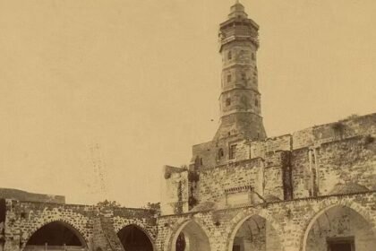 Un joven Hesire con los útiles de escriba sobre su hombro aparece representado en otro de los paneles de madera hallados en su tumba.