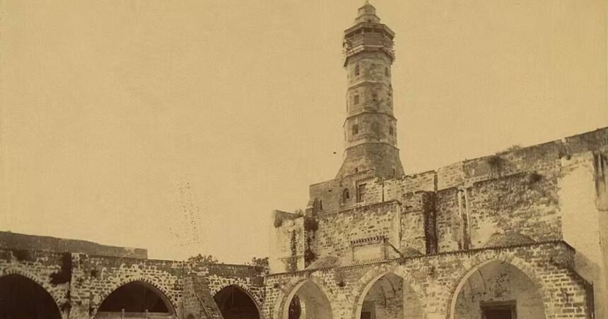 Un joven Hesire con los útiles de escriba sobre su hombro aparece representado en otro de los paneles de madera hallados en su tumba.