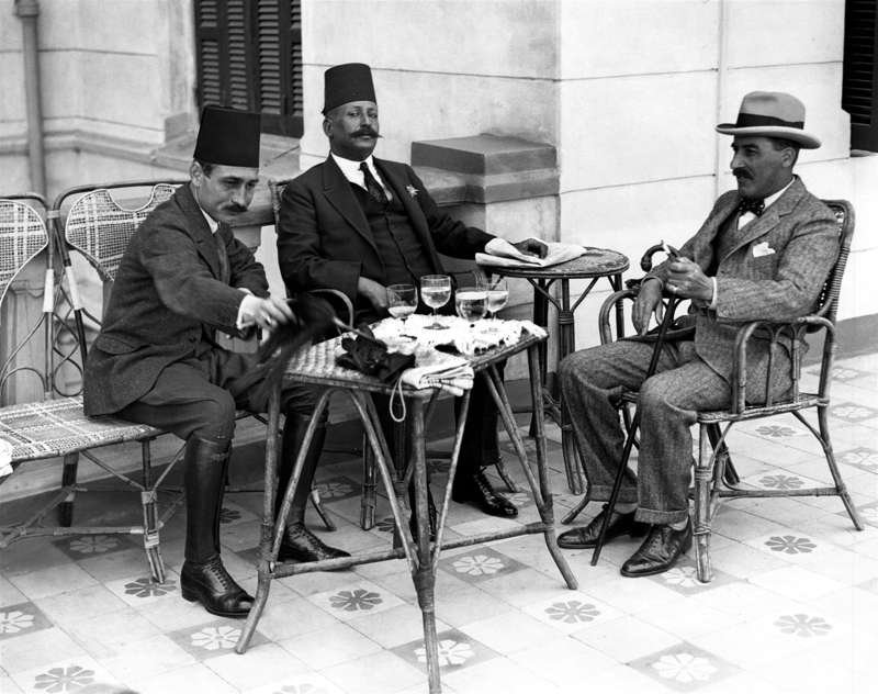 Howard Carter hablando distendidamente con unos oficiales egipcios.