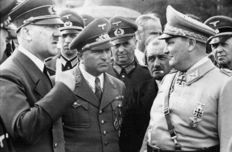Imagen de Hitler (izquierda) junto a Robert Ley (centro) y Hermann Göring (derecha) en la Guarida del Lobo en 1942.