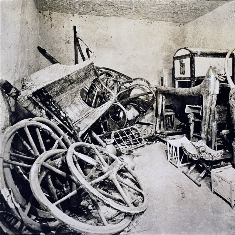 Imagen de la Antecámara de la tumba de Tutankamón tal como la vieron sus descubridores.