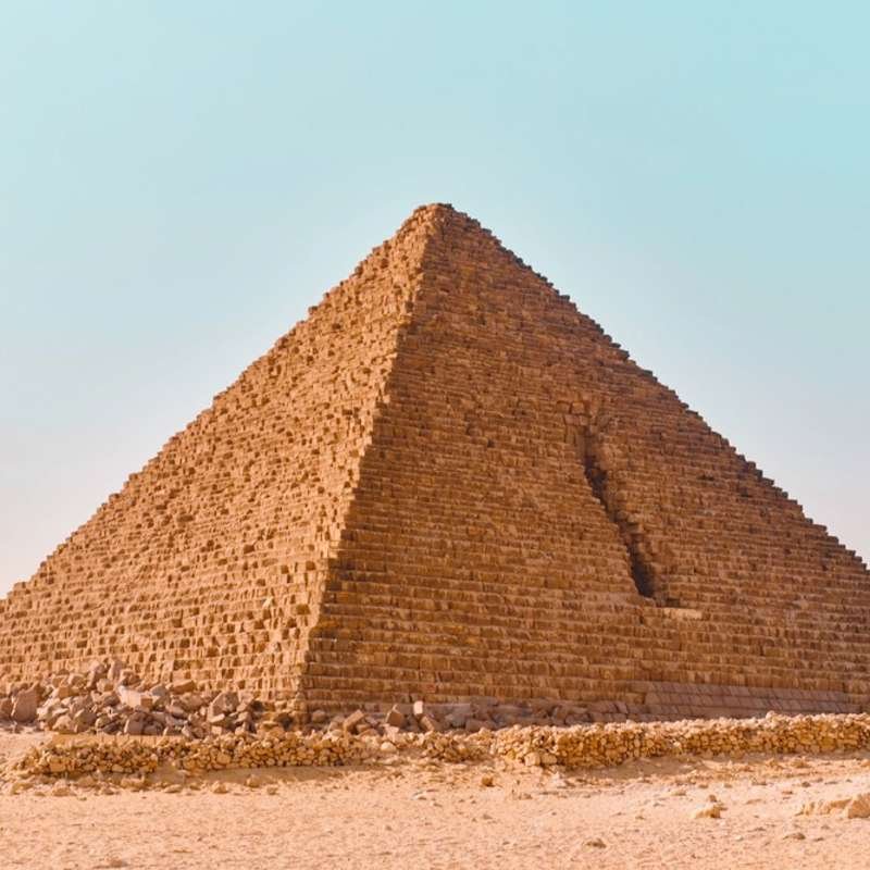 Imagen de la pirámide de Micerino, la menor de las pirámides en la meseta de Giza, Egipto.