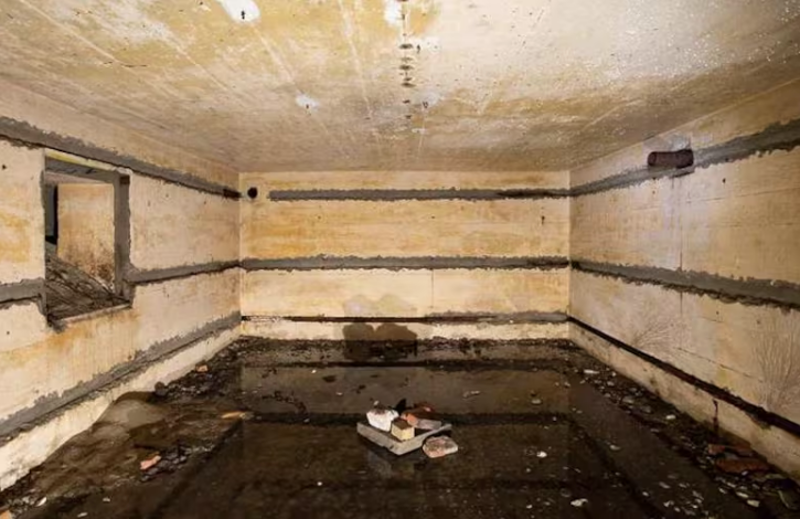 Una de las habitaciones, parcialmente inundada, en el interior de uno de los búnkeres.