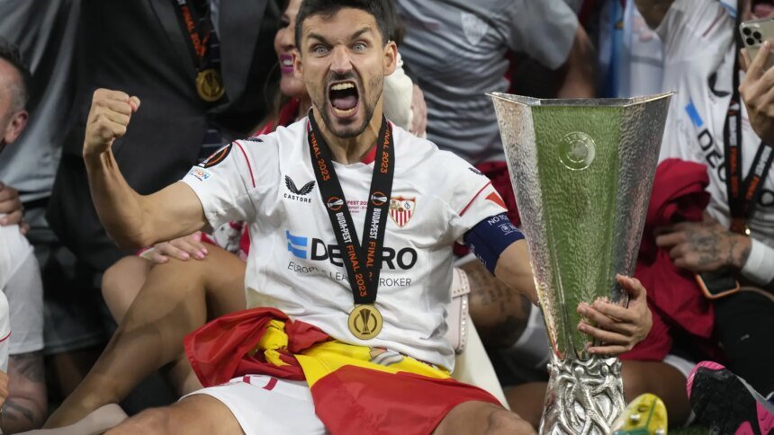 Jesús Navas, emocionado tras ganar la Europa League en 2023.