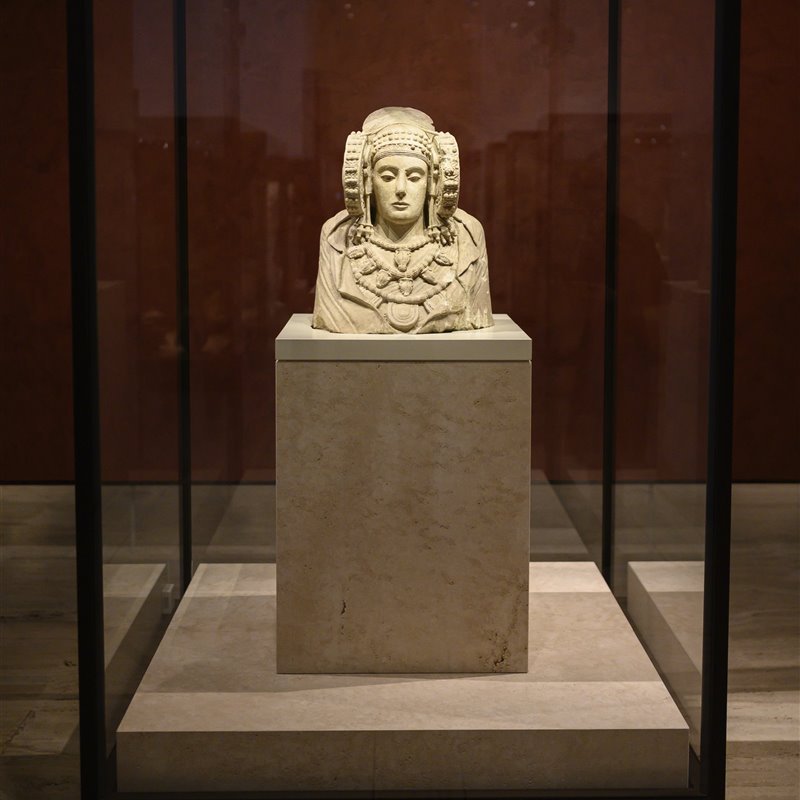 La Dama de Elche en su vitrina en el Museo Arqueológico Nacional de Madrid.