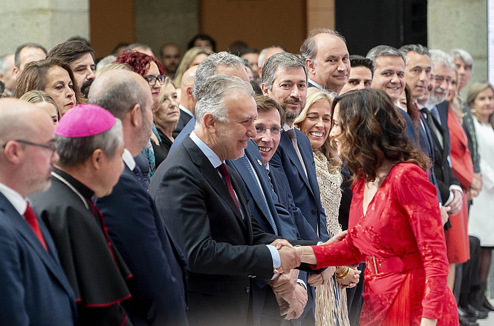 La presidenta de la Comunidad de Madrid, Isabel Díaz Ayuso, saluda al ministro de Política Territorial y Memoria Democrática, Ángel Víctor Torres, durante los actos del Dos de Mayo.