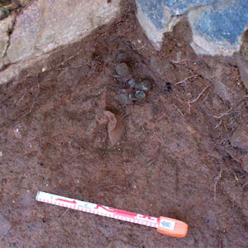 Localización in situ, en el balnea de la Casa del Mitreo, de las monedas en las que se hallaron restos de tejido.