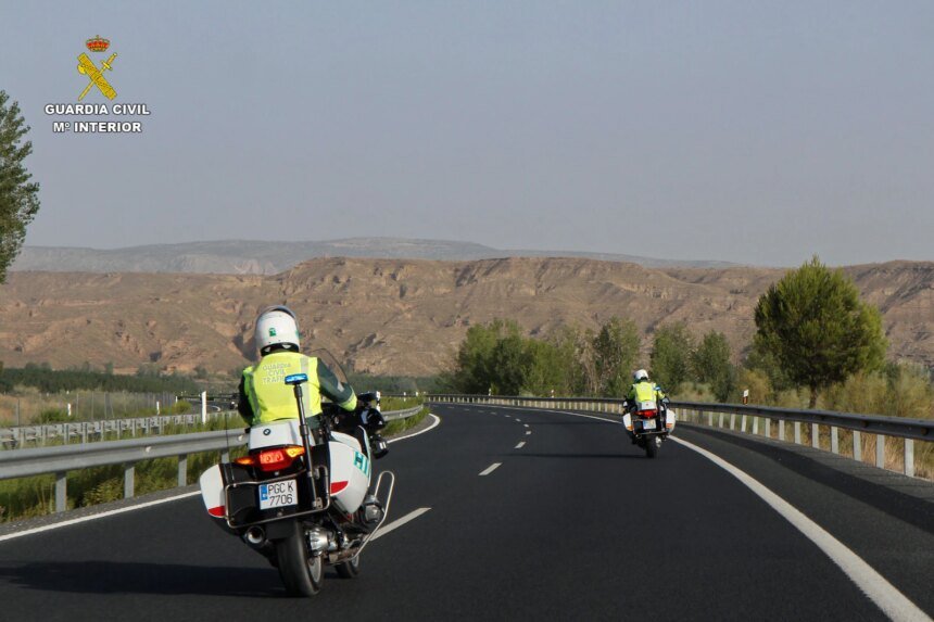 Pillan a un motorista en la A-2 con un pañuelo y unas gafas de piloto simulando un casco a la altura de Alcolea del Pinar