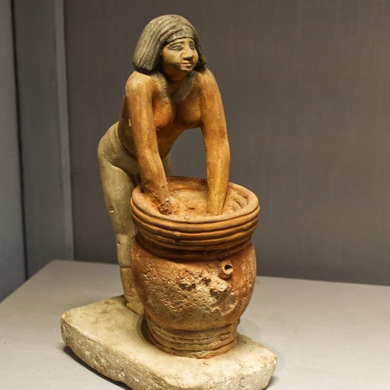 Mujer amasando la pasta con la que se elaborará la cerveza. Museo Egipcio, El Cairo. 